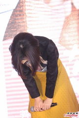 组图：戚薇发公益写真升级3D芳香版