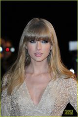 组图：斯威夫特金裙亮相NRJ音乐奖 深V礼服性感