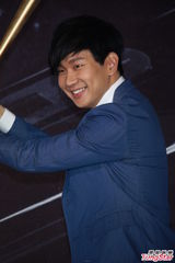 组图：林俊杰发布新专辑 秀棒球阳光帅气