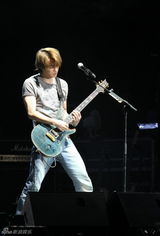 组图：韩团CNBLUE北京开唱 郑容和比爱心引尖叫