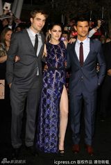 组图：《破晓》首映三人组亮相 斯图尔特秀长腿