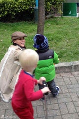 组图：张柏芝新年陪儿子骑单车 母子其乐融融