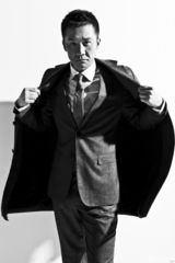 组图：魅力大叔黄志忠登封面 绅士装男人味十足