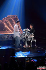 组图：周杰伦香港演唱会落幕 陈奕迅台上力挺