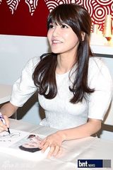 少女时代秀英粉丝签名会 淑女魅力惹眼十足