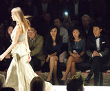 组图：陆毅助阵中国时装周 英伦西装显时尚魅力