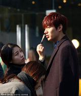 组图：李敏镐广东拍广告 舔嘴卖萌人气爆棚