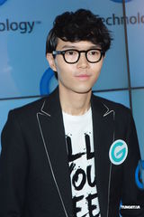 组图：方大同音乐创作不忘备份 与薛凯琪无亲密照