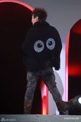 组图：张信哲红馆开唱 深情演绎哲式情歌