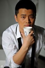 幻灯图：赵锦焘耍宝连拍照 为灾区祈福