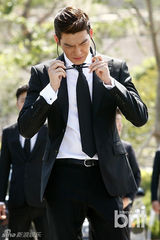 组图：韩片《朋友2》热拍 金宇彬晒黑正装帅酷