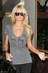 高清组图：帕丽斯-希尔顿不穿内衣 大胆透视装