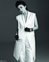 组图：黄奕封面魅惑回眸 妆容精致熟女魅力