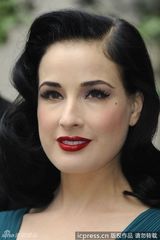 组图：黛塔-范-提斯深V长裙露完美胸线