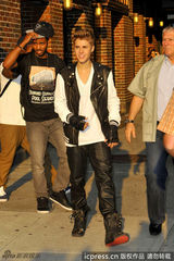 组图：贾斯汀亮相曼哈顿欣然与粉丝们合影