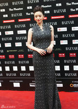 组图：蒋欣复古端庄亮相芭莎慈善夜