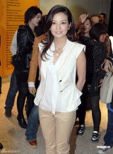 组图：赵薇热衷慈善事业 与林心如咬耳朵换心得