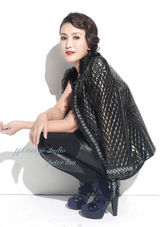 组图：王茜红唇卷发复古写真高贵典雅显韵味