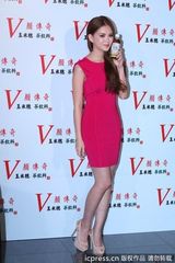 组图：昆凌枚红色短裙秀美腿 换韩服卖力吆喝代言