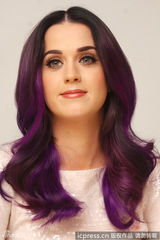 组图：凯蒂-佩里音乐电影记者会 紫色美发似瓷娃娃