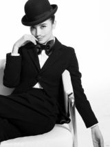 组图：小宋佳变身狂野逗趣女爵 贴须执仗雅痞十足