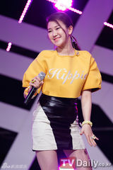 组图：韩女团不顾禁令着暴露舞台装献热舞