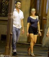 组图：性感女星斯嘉丽与前男友牵手热聊疑旧情复萌