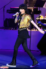 组图：徐佳莹首开个唱 偶像范晓萱站台助阵