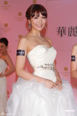 组图：李亚男李诗韵婚纱走秀 大秀窈窕好身材