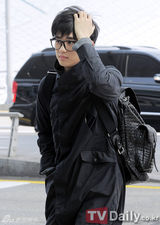 组图：金秀炫休闲装现身机场 飞赴伦敦拍写真