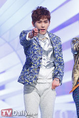 组图：韩女团舞台装尺度无下限 薄纱透视露底