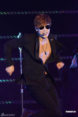 组图：金贤重开唱露胸耍性感 与gaga撞期仍火爆