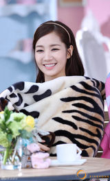 高清图：韩星朴敏英广告幕后照 婴儿肌肤惹人羡