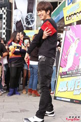 组图：王思平怀秋情人节发一元红包宣传新剧