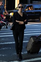 组图：张雨绮赴美助阵时装周 黑超黑衣衬雪肌