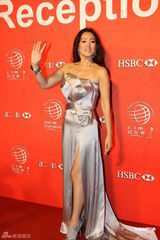 组图：巩俐开叉裙秀美腿 王伟忠携妻林慧晶现身 