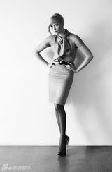 组图：查理兹-塞隆金发妖娆红唇美艳