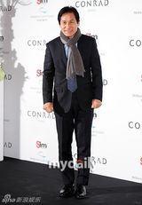 组图：严泰雄大婚众星道贺 李孝利戒指惹眼