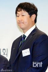 组图：韩星玄彬17年存款35亿韩元 荣获总统表彰