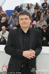 组图：电影《山之外》发布 导演牵二美得意亮相