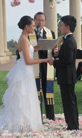 幻灯图：李小鹏与娇妻生活照曝光 金童玉女秀恩爱