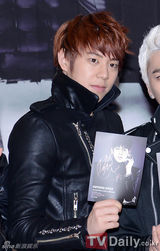 组图：韩团SPEED举办签名会 与粉丝甜蜜互动