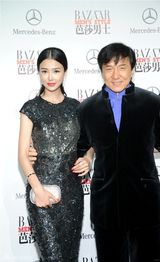 组图：姚星彤助阵芭莎男士盛典红唇抢镜红毯