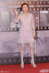 组图：林欣彤粉红薄纱短裙现身金像奖红毯