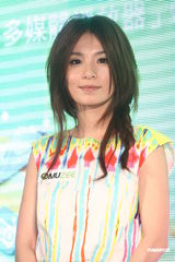 组图：S.H.E风光代言秀美腿 Selina“献声”