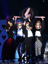 组图：蔡依林爆乳金属战袍开唱 造型火辣百变