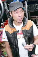 组图：黄子华许志安登慈善活动 将邀请郑秀文