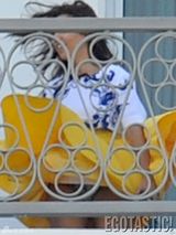 组图：好莱坞名媛卡戴姗阳台走光露丰臀