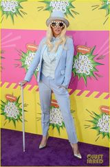 组图:儿童选择奖红毯  暮光女秀美腿钱妞变绅士