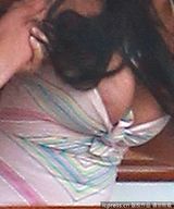 组图：林赛着爆乳吊带裙撕打不慎露半球